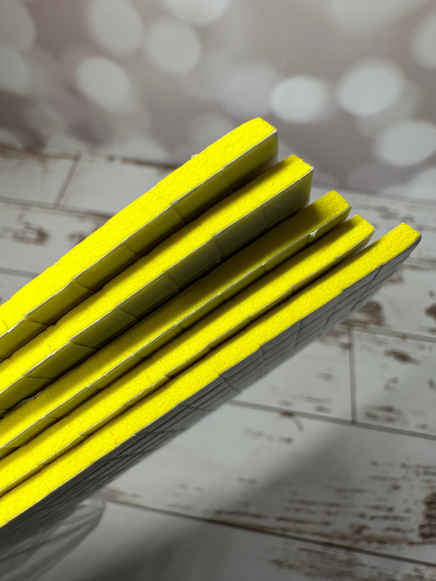 Hojas cuadritos de foamie adhesivo de colores (5 hojas pk)